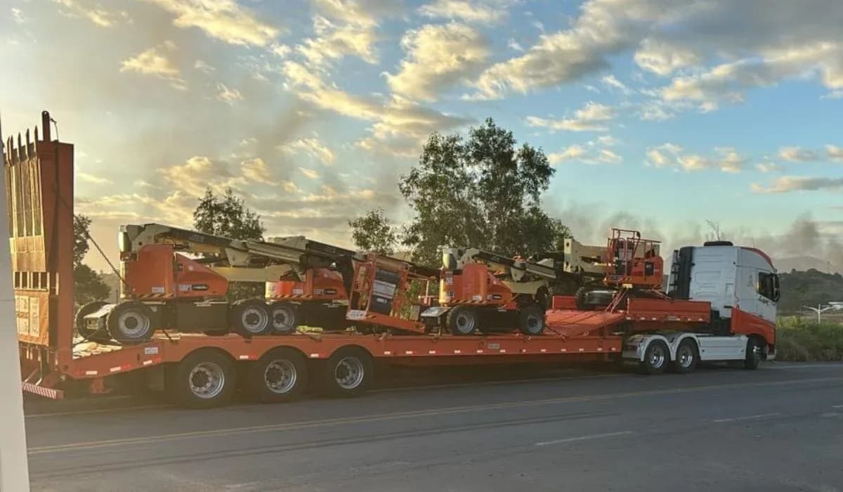 Carreta da APC carregada de plataformas de lança na estrada ao entardecer
