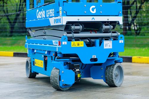 Equipe utilizando plataforma elevatória em Sorocaba para serviços em altura, destacando segurança e praticidade no aluguel do equipamento.